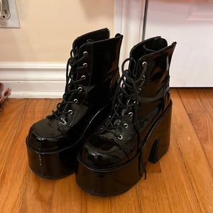 almost new Demonia camel-203